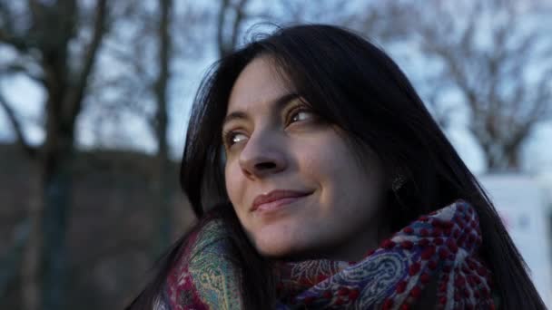 Созерцательная Женщина Крупным Планом Наслаждается Парком Холодное Время Года Шарфе — стоковое видео