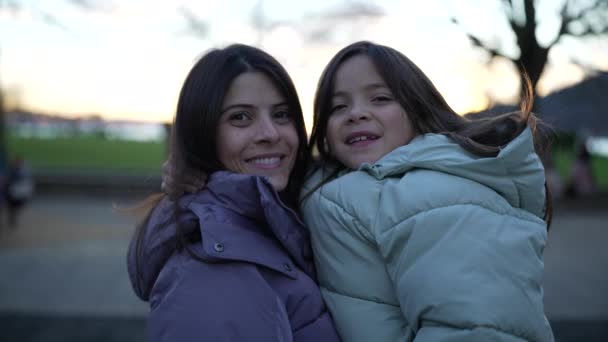 Zbliżenie Twarzy Szczęśliwej Matki Trzymającej Letnią Córkę Ramionach Podczas Zimnej — Wideo stockowe