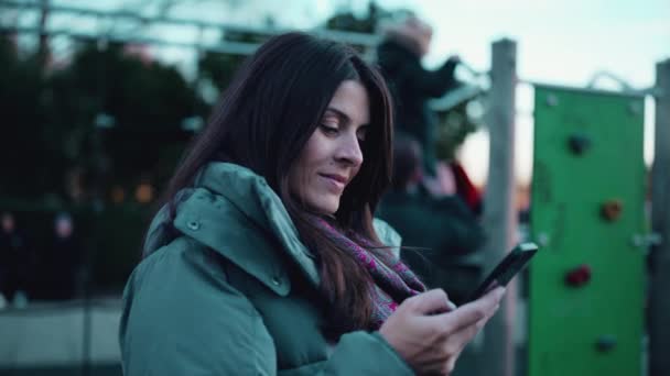 Αρραβωνιασμένη Γυναίκα Στα Smartphone Στο Park Playground Happy Interaction Technology — Αρχείο Βίντεο