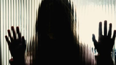 Küçük Kız 'ın Silueti Camda Üzüntü Gösteriyor, Çocukluk Akıl Sağlığı Mücadelesi Kavramı, kasvetli huysuz karşıtlık