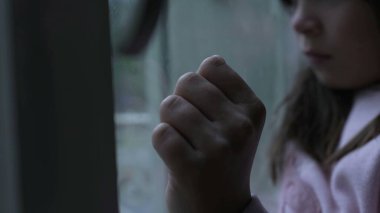 Yalnız başına cama yaslanan üzgün çocuk, düşünceli kadın 8 yaşında evde yalnızlıkla boğuşan çocuk.