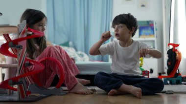 Kardeşler, Oyuncak Otoparkı 'nın tadını çıkarıyorlar Erkek kardeş ve Kız Kardeş Eğlence Anı