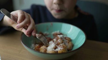 Gnocchi Yiyen Küçük Çocuk, Beş Yaşındaki Zevk Yemeği 'nin Yakın Çekimi