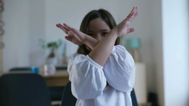 Neşeli küçük kız kollarıyla X çiziyor ve insanlardan yaptıkları şeyi bırakmalarını istiyor. Çocuk tarafından olumlu reddedilme