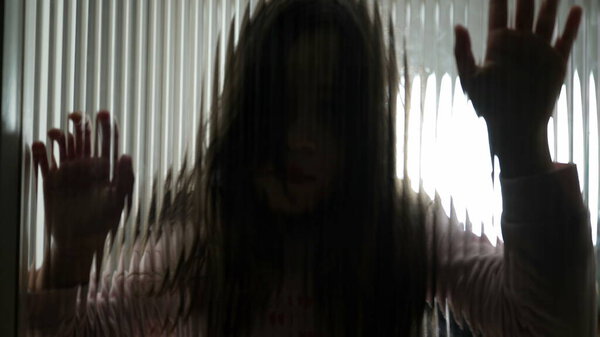 Ребенок чувствует себя запертым за разряженным стеклянным окном, изображающим детскую депрессию. Одна маленькая девочка страдает от грусти и эмоционального расстройства