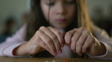 Konsantre Küçük Kız Toplama Oyuncağı, Solo Oyun 'a dalmış