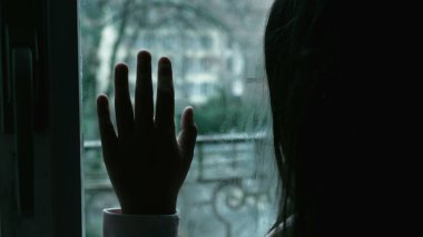 Depresyonlu Çocuğun Karamsar İfadesi, Yalnız Düşünen Kız Pencereye Yaslanıyor