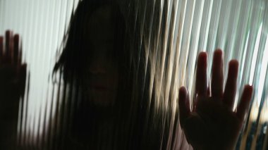 Küçük Kız 'ın Çocukluktaki Silueti Depresyonu Çözülmüş Pencere' ye yaslanmak, Akıl hastalığıyla mücadele eden çocukların yakın plan fotoğrafları, yalnız çocuk kendini kapana kısılmış hissediyor.