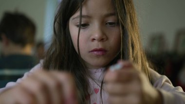 Konsantre Küçük Kız Toplama Oyuncağı, Solo Oyun 'a dalmış