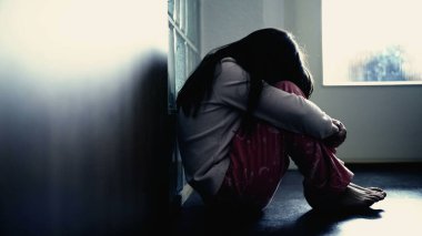 Depresyondan muzdarip üzgün bir çocuk koridorda tek başına oturmuş yalnızlık hissediyor. Evde yüzü siluetle kaplı korkmuş, küçük bir kız. Çocukluk endişesi