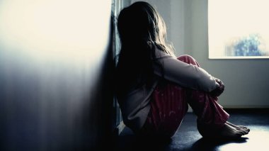 Depresyondan muzdarip üzgün bir çocuk koridorda tek başına oturmuş yalnızlık hissediyor. Evde yüzü siluetle kaplı korkmuş, küçük bir kız. Çocukluk endişesi