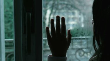 Depresyonlu Çocuğun Karamsar İfadesi, Yalnız Düşünen Kız Pencereye Yaslanıyor