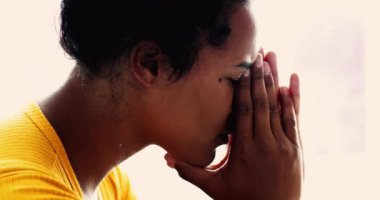 Depresyondaki Sorunlu Genç Kadın Afro-Amerikan Örtücü Yüz, Stresli ve Pişman Bireyin Kederle Başa Çıkışının Profili