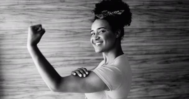 Αυτοπεποίθηση Νεαρή Αφρο Αμερικανίδα Γυναίκα Επιδεικνύοντας Δύναμη Flexing Arm Looking — Αρχείο Βίντεο