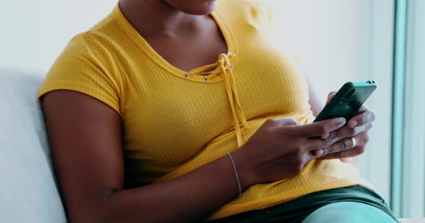Een Jonge Zwarte Vrouw Sms Bericht Close Handen Typen Smartphone — Stockvideo