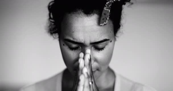 一个绝望的年轻黑人女人在充满挑战的时候向上帝祈祷 感到绝望 与精神健康作斗争的千禧年女性寻求神的帮助 — 图库视频影像