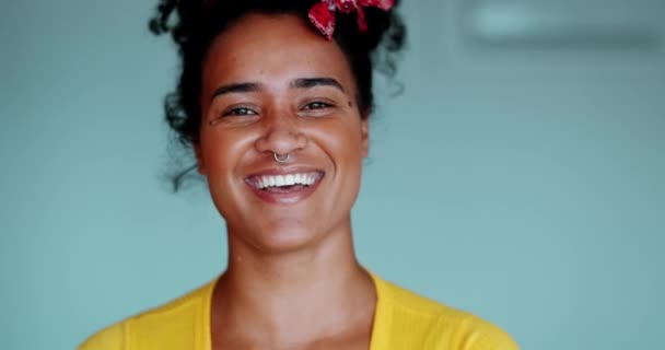 Una Latina Negra Feliz Asintiendo Afirmación Sintiendo Alegría Expresando Auténtica — Vídeos de Stock