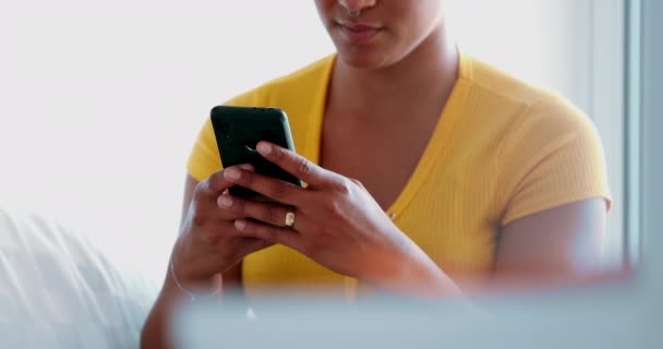 아프리카계 미국인 여성의 클로즈업 장치에 메시지를 하나의 솔직한 사람은 전화에 — 비디오