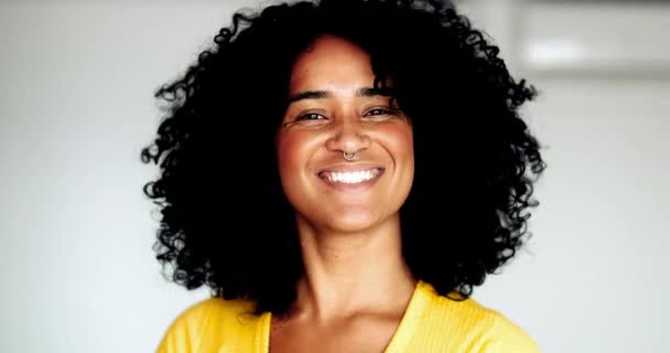 カメラの笑顔を見つめる 楽しいブラックラティーナのクローズアップ顔 アフリカ系アメリカ人の若い女性の肖像画とフレンドリーなエンゲージメントを持つカーリーヘア — ストック動画