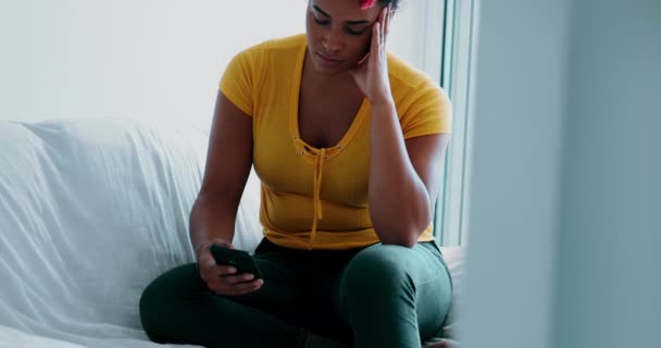 Ung Afroamerikansk Kvinna Kollar Sin Telefon Hemma Soffa Uppriktig Svart — Stockvideo