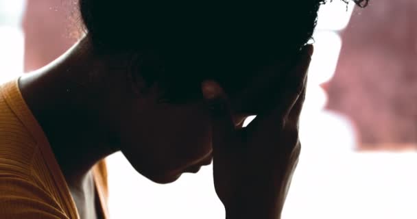 Perturbado Jovem Mulher Cobrindo Rosto Perfil Depressão Close Indivíduo Estressado — Vídeo de Stock