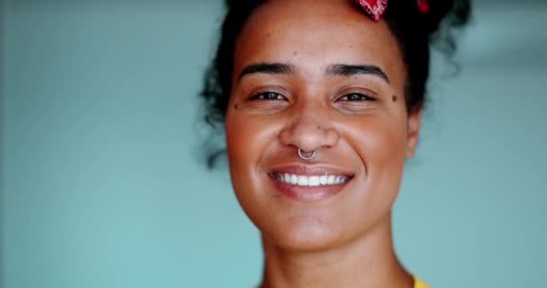 友好的な表情でカメラで笑っているアフリカ系の幸せな黒いラティナ 20代のブラジルの若い女性の肖像画 — ストック動画