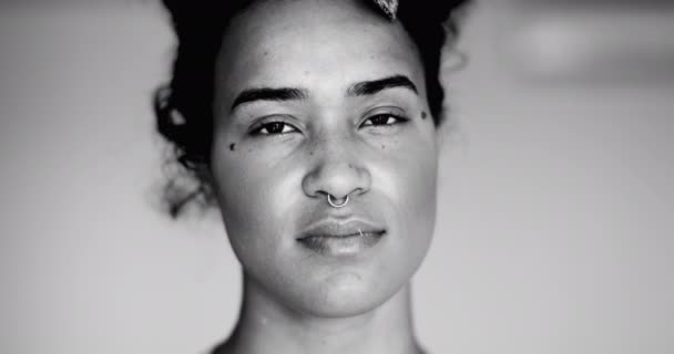 Jovem Mulher Latina Negra Com Expressão Neutra Diante Câmera Close — Vídeo de Stock