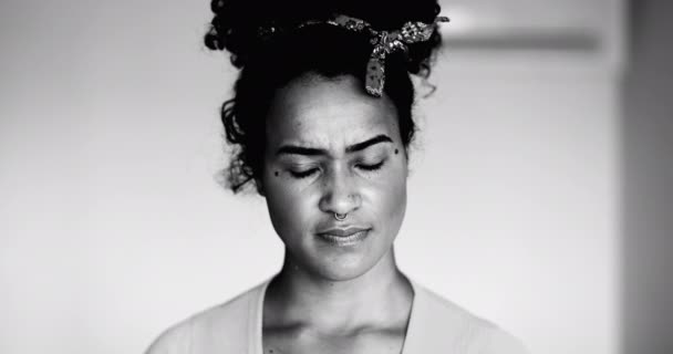 Een Gepreoccupeerde Jonge Zwarte Vrouw Die Nadenkt Dilemma Diepe Mentale — Stockvideo