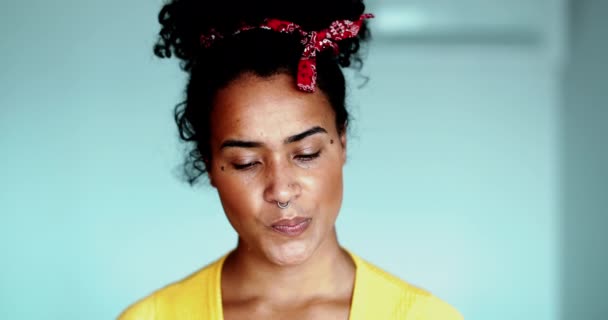 Düşünceli Genç Siyah Bir Kadın Yakından Düşünceli Bir Şekilde Aşağıya — Stok video