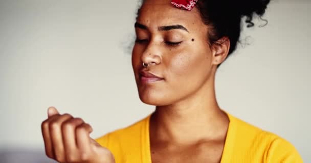 焦虑焦虑的年轻女性会在焦虑中咬指甲 对非洲人后裔的亲密面庞感到压力 带有沉思沉思的表情 — 图库视频影像