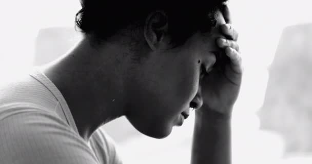 一位沮丧的年轻黑人女性面对着戏剧性的黑人与白人的精神疾病作斗争 孤独寂寞20例患者的单色图谱 — 图库视频影像