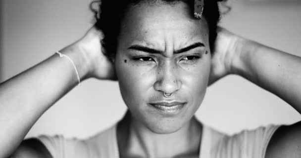 若い女性は過去からの後悔と悪い思い出と闘い アフリカ系アメリカ人の失望感のミレニアル世代の人々の密接な顔 — ストック動画