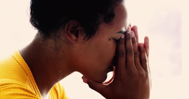 Zmartwiona Młoda Kobieta Depresji Zmartwiona Afroamerykańska Twarz Przykrywająca Profil Zbliżenie — Wideo stockowe