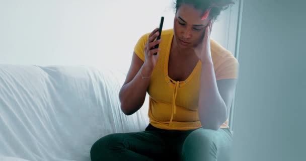 Μια Νεαρή Μαύρη Λατίνα Κάνει Μια Κλήση Συσκευή Κινητού Τηλεφώνου — Αρχείο Βίντεο
