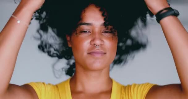 Afroamerikansk Ung Kvinna Leker Med Lockigt Hår Och Tittar Kameran — Stockvideo