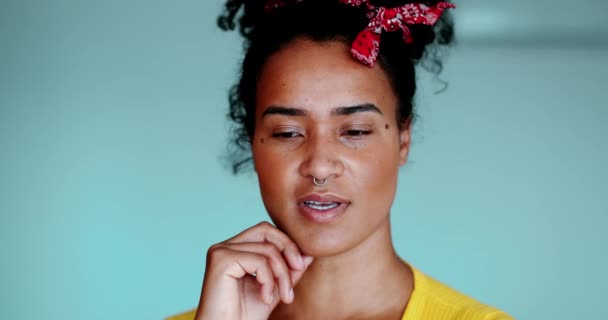 若いアフリカ系アメリカ人女性 Eurekaの瞬間 1人の黒いラテン系成人少女のクローズアップは 喜びとHopeを感じる指を指摘するエピファニーのアイデアを持っています — ストック動画