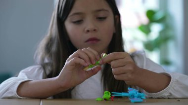 Sekiz Yaşındaki Kız Oyuncak Kuruluna Odaklandı, Çocuğun Oyuncak Konsantrasyonunun Ayrıntılı Yakın Çekimi