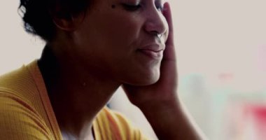 Samimi ve yalnız bir genç kadın depresyonla mücadele ediyor, düşünceli bir insanın yakın plan yüzü başını tutuyor ve elleri duygusal acıdan acı çekiyor.