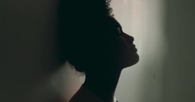 Çaresizlik içindeki bir genç siyahi kadın, Yalnızlıkta Duvara Yaslanarak, Zihinsel Hastalıkla Savaşan, 20 'li yaşlarda Afrikalı Amerikalıların Silueti Yalnızlıkta Acı Çekiyor