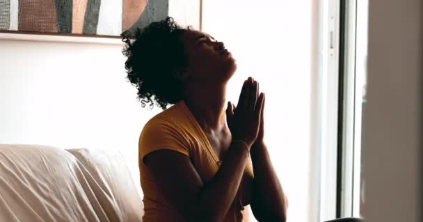 Духовный Молодой Афроамериканец Молится Богу Дома Поднимая Руки Воздухе Чувствуя — стоковое видео