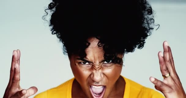 Kızgın Genç Siyah Bir Kadın Kameraya Bağırıyor Elleri Bağrışırken Perişan — Stok video