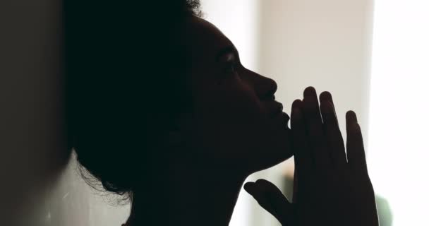Åndelig Ung Sort Kvinde Der Beder Til Gud Læner Sig – Stock-video