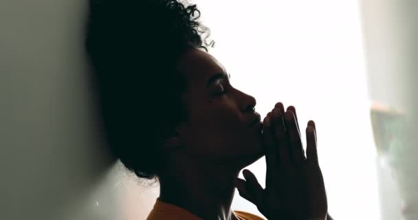 神の助けを求める静かな瞑想で自宅で祈る宗教的な若い黒人女性 神のサポートを求める空を見上げる — ストック動画