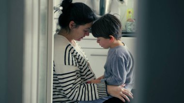 Samimi bir anne, mutfaktaki özgün sevgi sahnesinde yaralandıktan sonra çocuğun şefkatli ve sıcak kucaklaşmadaki kötü davranışlarını, ebeveynsel rehberliği açıklar.