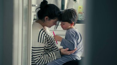 Samimi bir anne, mutfaktaki özgün sevgi sahnesinde yaralandıktan sonra çocuğun şefkatli ve sıcak kucaklaşmadaki kötü davranışlarını, ebeveynsel rehberliği açıklar.