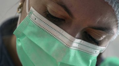 İş yerinde yoğunlaşmış yakın plan kadın doktor - Klinik cerrahi prosedür ayrıntıları