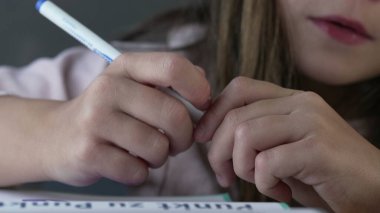 Çocuğun elleri kalem kapağını kapatıyor - küçük kız boyama seansını bitiriyor