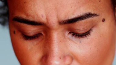 Endişeli genç bir kadın sıkıntılı bir dönemden geçiyor. Afrika kökenli 20 'li yaşlarda dudaklarını bastıran gergin ve endişeli biri.