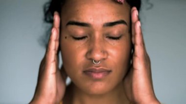 Çaresiz insan, sıkıntıyı düşünerek anlamsızlıkla mücadele eder. Akli dengesi bozuk Afrikalı bir kadın.