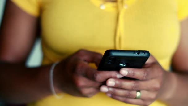 携帯電話を使った若い黒人20代の女性が カメラに向かって微笑む 現代技術 クローズアップフェイス ハンドに従事するアフリカ系女性の肖像画 — ストック動画